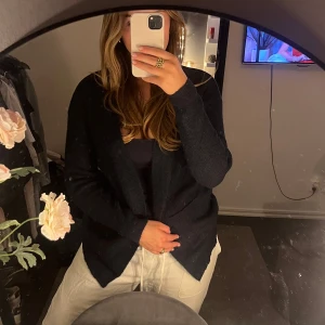 Marinblå kofta - Superfin marinblå stickad kofta från Cubus i en gammal modell💌jättefint skick och passar S-M storleksmässigt. Supermysig och passar till allt 