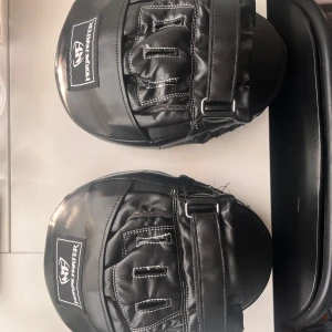 Svarta träningshandskar från Nordic Fighter - Säljer ett par svarta träningshandskar från Nordic Fighter. De har en robust design med vaddering och justerbara remmar för optimal passform. Perfekta för intensiva träningspass. ‼️Aldrig använda ‼️