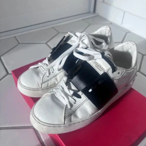 VALENTINO SKOR - Valentino skor i strl 37, passar mig som vanligtvis har strl 37-38 i skor❤️❤️❤️ säljer enbart vid bra pris med tanke på skicket!