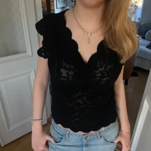 Svart spetsblus - Snygg svart spetsblus med korta ärmar och v-ringning❤️ 