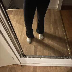 Svarta jeans - Svart jeans Low flare waist M length 31☺️