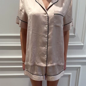 Pyjamas sett från Victoria’s Secret - Säljer detta silkes pyjamas sett från Victoria’s Secret. Använt fåtal gånger och är i väldigt bra skick!