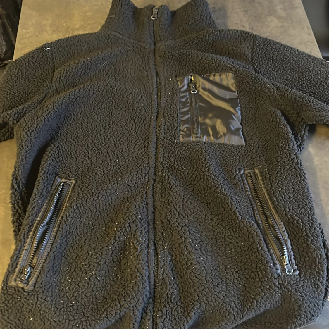 Svart fleecejacka från The Black Label Collection