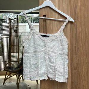 Vit topp Zara - Topp från Zara!! Superfin och nyskick!