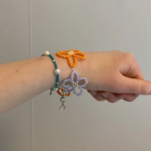 Armband  - Ett armband som står ut i mängden, personligen älskar jag det här. Perfekt till sommar. För tydligheten är det bara det med blommorna som ingår! 
