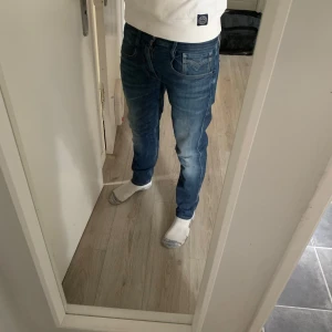 Blå jeans från Replay - Säljer ett par snygga blå jeans från Replay. De har en klassisk femficksdesign och en normal passform. Perfekta för en avslappnad stil.