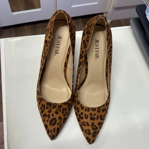 Leopardmönstrade pumps från JustFab/ Helt nya! New! - Helt nya snygga leopardmönstrade pumps från JustFab med spetsig tå och hög klack. Har bara provat dem inomhus. Perfekta för att ge din outfit en djärv touch. Dessa skor har en klassisk design med en modern twist.