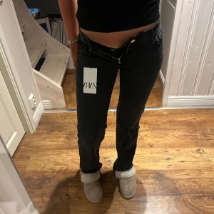 Lågmidjade jeans - Low straight full length jeans från Zara. Nya med prislapp, storlek 34🖤