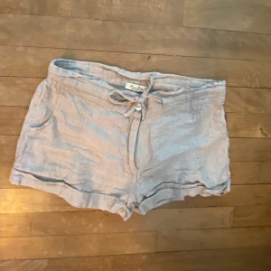 Lågmidgade linne shorts - Linne shorts från Puro Lino🤍Både knapp och band i midjan, lågmidjade och jättesköna till sommaren!