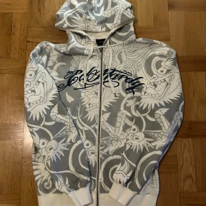 Ed Hardy Hoodie - Ed Hardy Hoodie.                                                  Size: Small fits like Medium.                          Använd 1 gång.                                                             Nypris: 1500 Kr.   