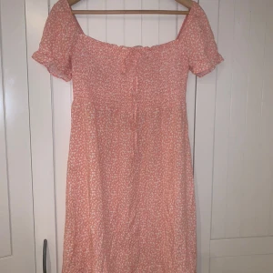 Rosa klänning från Sister - Mjuk bomullsklänning med gulligt mönster. Den är stretchig över bysten så sitter snyggt på alla🫶🫶Klänningen slutar strax över knäna💗 Skriv om ni vill ha fler bilder