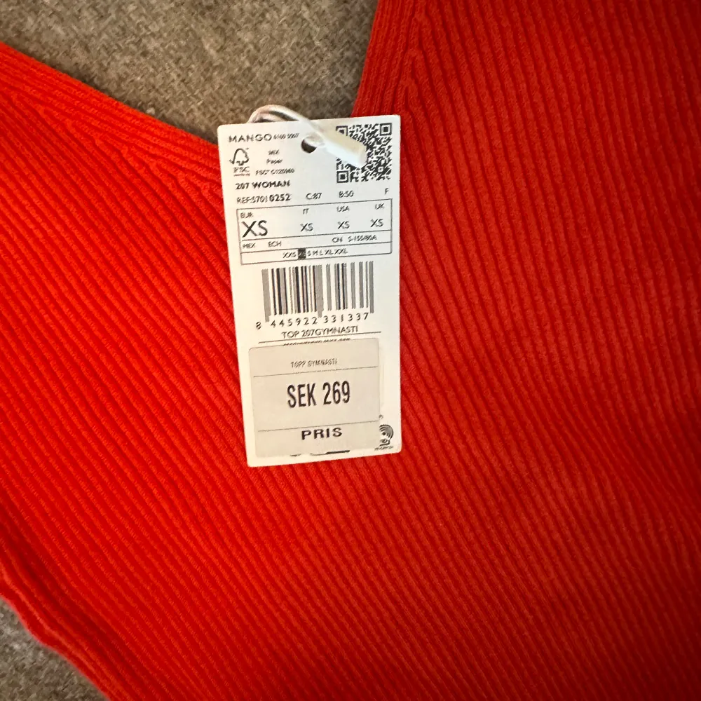 Säljer en snygg röd ribbad linnetopp från Mango. Toppen har en v-ringad design och är ärmlös, perfekt för varmare dagar. Den är i storlek XS och passar utmärkt för en stilren look. Den är helt oanvänd och passar mig som är generellt i stolek S. Yläosat.