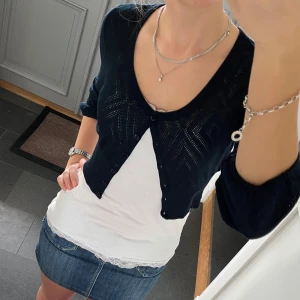 Blå stickad kofta  - Mörkblå trekvartsärmad stickad topp/bolero från Set i fint skick. Kan inte hitta storlek men skulle säga S, passar även M. Använd gärna köp nu!