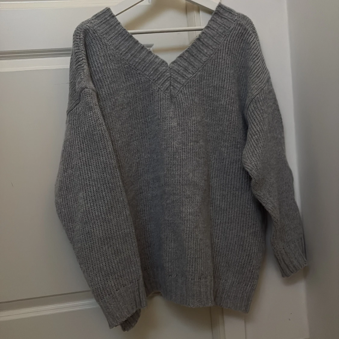 Grå stickad tröja - 1