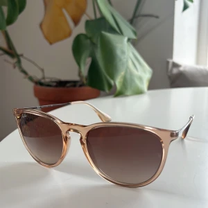 Snygga Rayban solglasögon  - Så fina solglasögon från Rayban i brunrosa ram! Använt ett fåtal gånger, har inga tecken på användning. Pris går att diskutera. ☺️