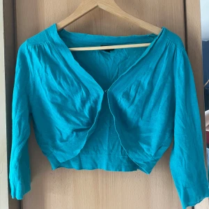 Turkos bolerotopp med trekvartsärm - Snygg turkos bolerotopp som går att knäppa framtill, modellen har trekvartsärmar, säljer då den inte passar mig.  Bara skriva för fler bilder💕