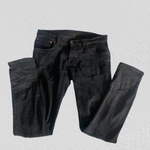 Svarta jeans från Nudie Jeans - Snygga svarta jeans från Nudie Jeans ! I storlek 30/32 med ganska slim passform priset går att diskutera 