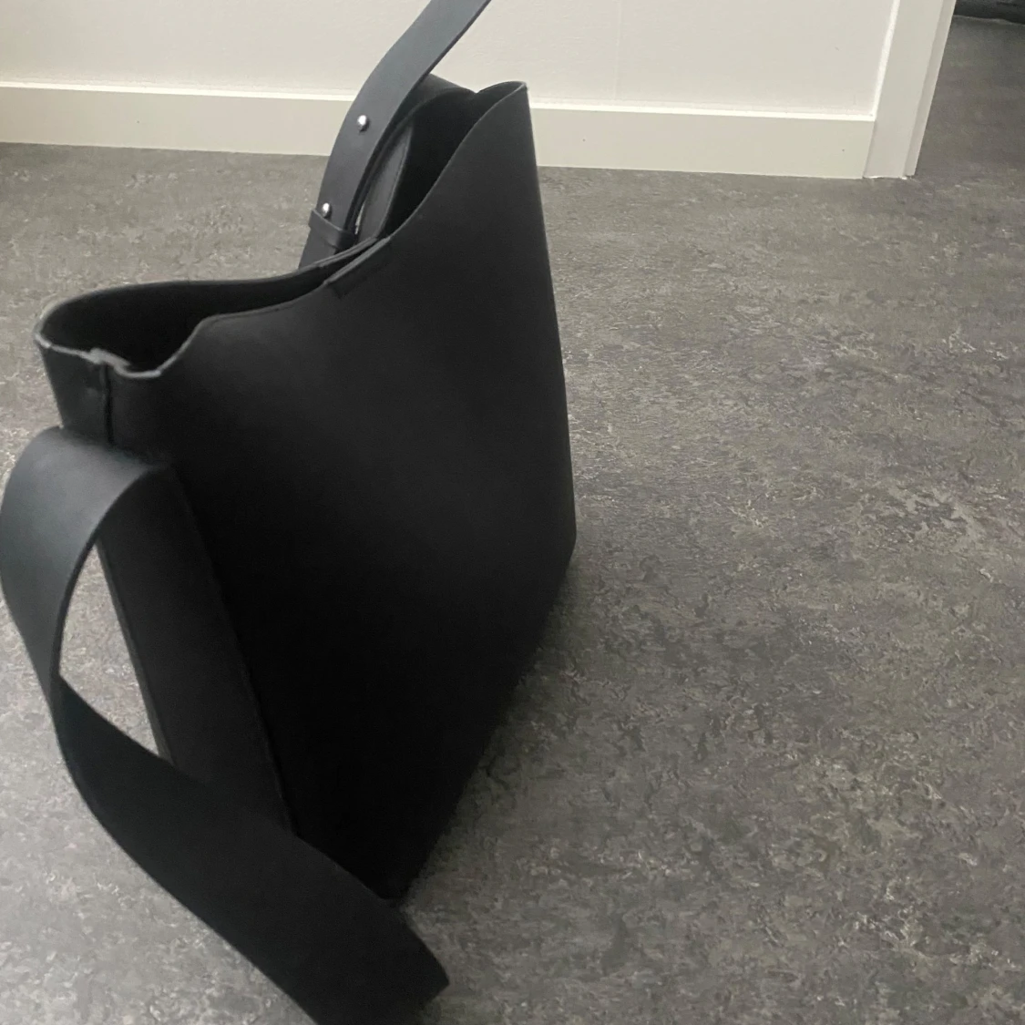 Svart axelväska i skinn med bred rem - 1