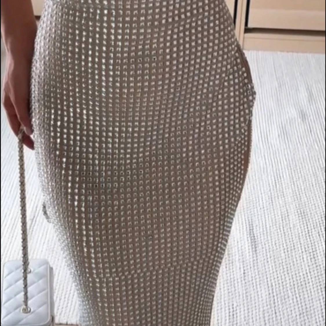 Glittrig långklänning i beige och silver - 2