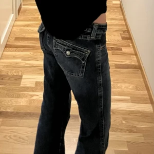 Levi’s noughties bootcut jeans - Super snygga levi’s lågmidjade bootcut jeans med coola fickor !! Mycket bra skick och endast använd ett få par gånger. Jätteliten defekt längst ser på vänster ben (se sista bilden) men absolut inget som syns. W27 men passar även W26. Nypris runt 1400 kr💗