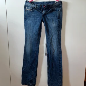 Diesel D00ZY bootcut jeans - Snygga blå jeans från Diesel🌸 riktigt fina jeans i hög kvalitet. Köpta för 500kr i london! Säljs för att de inte passar längre. Som nya🩷