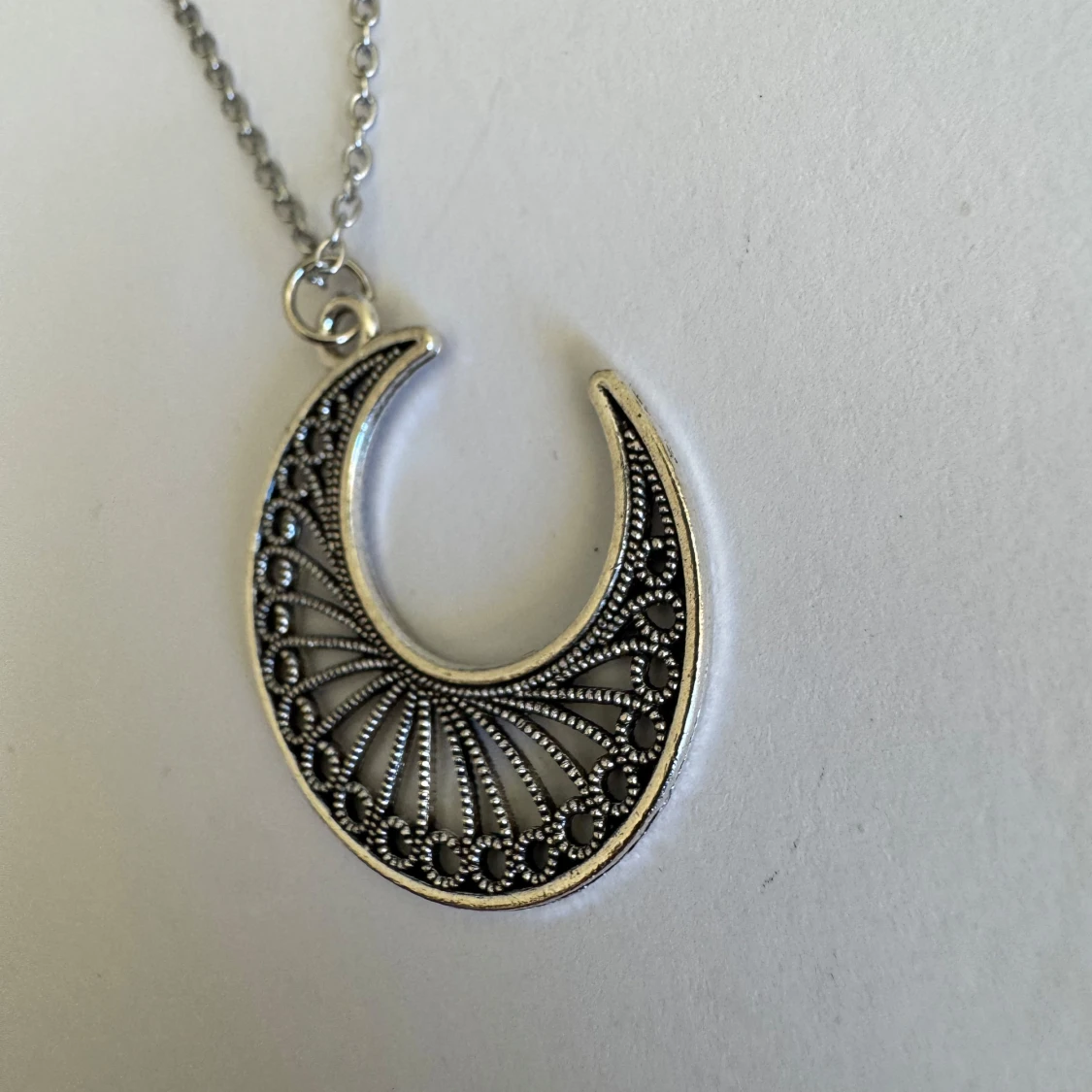 Halsband med silverfärgad månpendel - 2