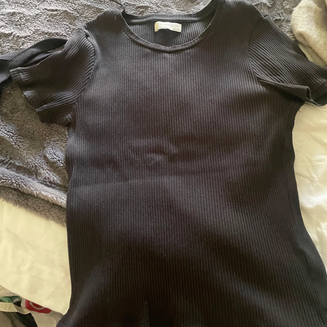 Svart ribbad T-shirt från Lindex - 2