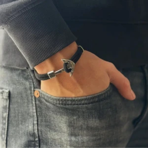 Ankar armband  - Säljer dessa super snygga armbandet med en fin silvrig detalj, kolla min profil för att se resterande av mina färger, alla är helt oanvända och kommer med en påse! Pris endast 129kr! 