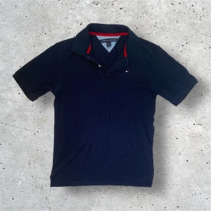 Tommy Hilfiger piké - Säljer denna fräscha Tommy Hilfiger pikén i storlek L. Tröjan har inga defekter och är i väldigt fint skick. Hör av er vid frågor, pris kan diskuteras vid snabb affär!