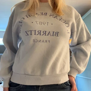 Ljusblå sweatshirt från Gina Tricot XS - Säljer en mysig ljusblå sweatshirt från Gina Tricot i storlek XS🩵🩵