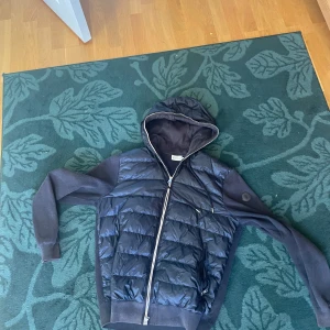 Svart Moncler cardigan  - Mycket snygg Moncler cardigan. Perfekt på sommarkvällar. Skicket är bra inga defekter. Storleken är xl. Skriv gärna vid frågor. Jag svarar snabbt och skickar gärna mer bilder. Jag kan frakta inom en dag. Mvh Simon 