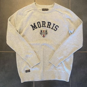 Morris Tröja - Säljer en riktigt fett tröja från Morris. Perfekt för sena sommarkvällar och lätt att matcha till allt.   |  Storlek: S (passar M också)  |  Skick:  8/10 |    Om du har några frågor så är det bara att höra av sig! Om fler bilder önskas så fixar jag det!