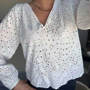 Vit blus  - Fin somrig vit blus!