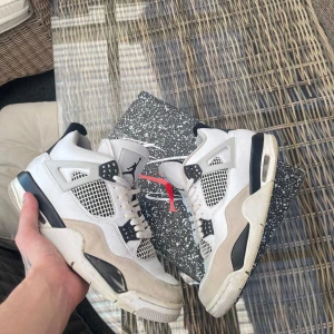 äkta Jordan 4 Military Black – Storlek 44 - 👟 Säljer äkta Jordan 4 Military Black – Storlek 44 💸 Pris: Sätt ditt pris här (kan ändras efter intresse)  ✅ Skorna är 100 % äkta ✅ Fint skick – inga skador eller sprickor ✅ Endast lite smutsiga – går enkelt att rengöra och fräscha upp  En av de mest populära och stilrena Jordan 4-modellerna! Perfekta både till streetwear och mer clean outfits. 📩 Skicka meddelande vid intresse – först till kvarn!