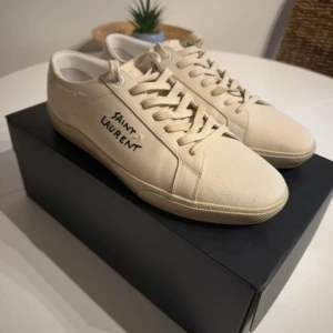Saint Laurent Skor - Ett par stillrena och prisvärda Saint Laurent skor nu till sommaren, lite smutsigt men annars inga defekter, låda ingår. Skriv vid minsta fundering