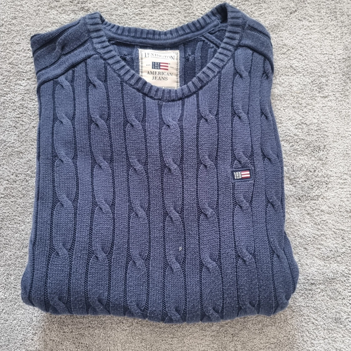 Mörkblå stickad tröja Lexington L