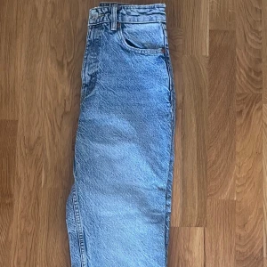Zara - Blå Jeans - Hej, säljer dessa blåa jeans från Zara då inte kommer till användning för mig så jag har andra jeans som jag använder mer. Storlek 36