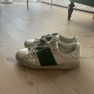 Valentino Open sneakers vit/grön - Säljer mina Valentino sneakers. Skorna är använda en hel del men funkar fortfarande super som ett par beater sneakers. Skriv vid eventuella frågor eller funderingar 