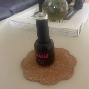 Luu Gel Colour UV/LED 307 - Luu nails Gel Colour UV/LED i färg 307.Färgen är Vit. Snygg flaska i matt svart med rosa text och genomskinlig topp. Innehåller 15 ml gel-lack som härdas med UV eller LED-lampa. Perfekt för dig som vill fixa naglarna hemma med salongskänsla. Använd en gång på ett övnings finger, säljer då jag fick en likadan av min kompis.