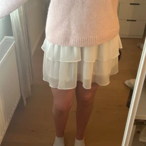 Kjol - Super fin vit volangkjol, passar perfekt till sommaren! Den är tajt i midjan och sitter lösare ner till. Säljer då det inte riktigt är min stil. Storlek M. Pris kan diskuteras ❤️