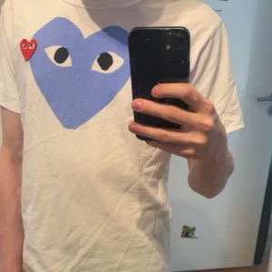 Cdg Tisha - Skick 8/10 storlek s. Riktigt snygg och det är bara att höra av sig vid frågor🌟