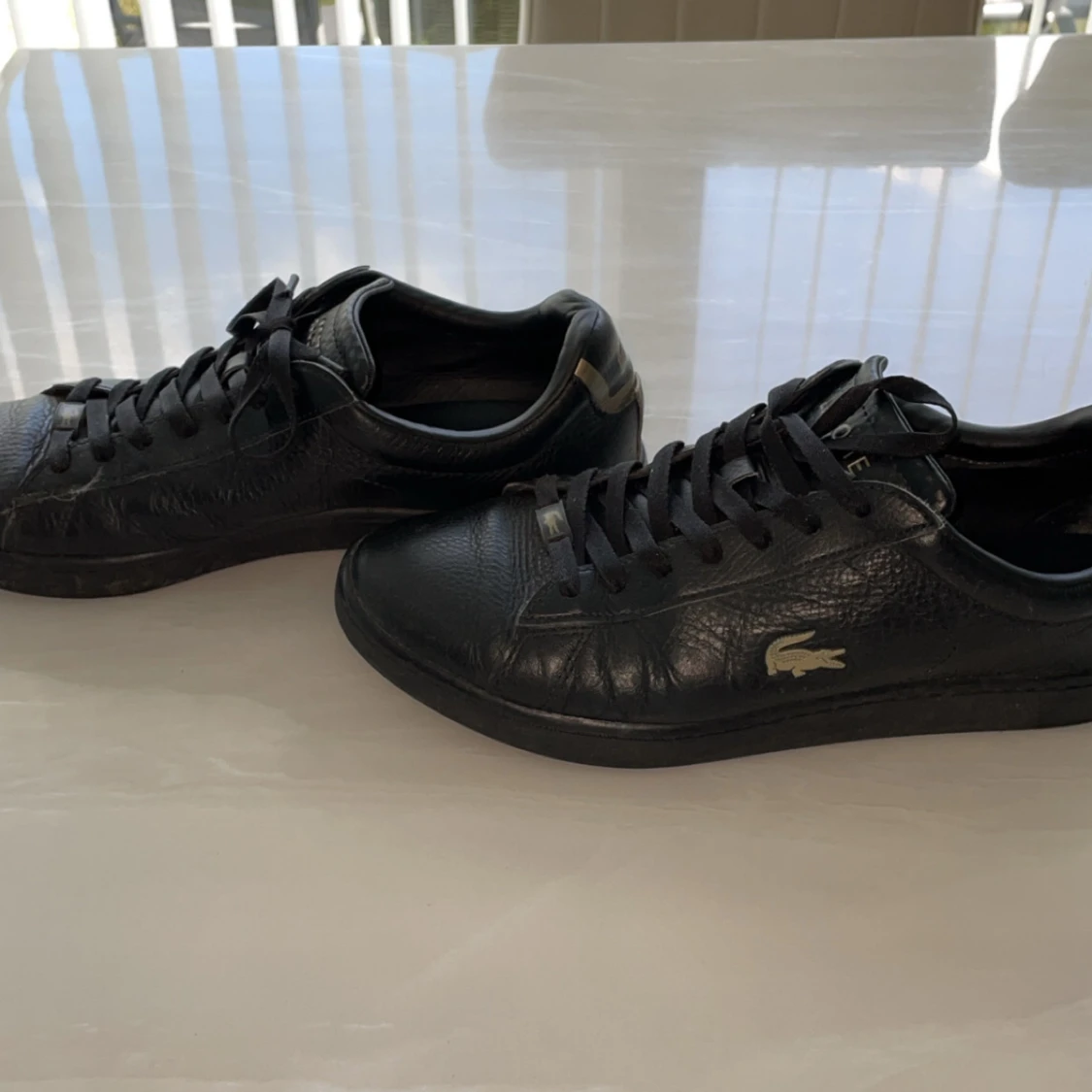 Svarta sneakers från Lacoste i skinn - 1