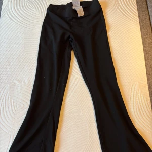 Svarta yogabyxor från Gina tricot - Svara yogabyxor ifrån Gina tricot. Använd några gånger. 