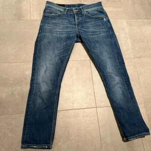 Dondup George - Snygga blå jeans från det italienska jeansmärket Dondup. Med en  klassisk femficksdesign. Jeansen har kontrastsömm och en cool tvättad look. Perfekta för dig som gillar en enkel och stilren typ av look. Modellen är George och själv har jag användt dom minimalt pga att dom sitter lite litet. Skick 9/10