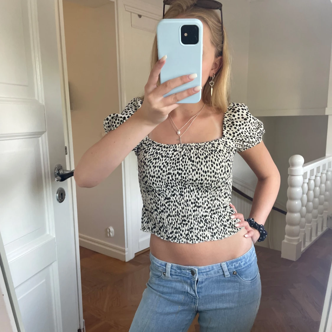 Prickig croppad blus med puffärm - 1