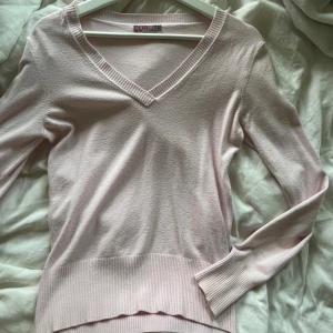 ljusrosa tröja - jätte fin ljusrosa typ kofta som är väldigt mjuk o sitter jätte fint 💕