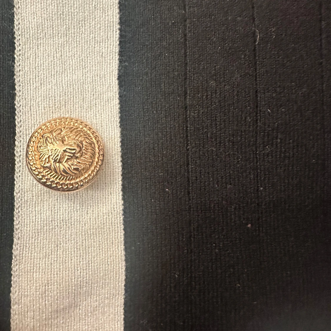 Svartvit kofta med guldknappar från Cider - 1