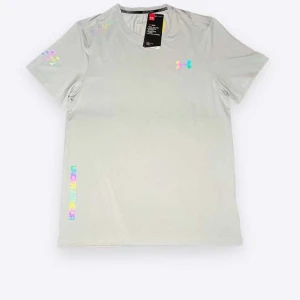 Grå/vit set från Under Armour - Snygga grå/vit t shirt och träningsshorts från Under Armour med elastisk midja och snörning. Shortsen har färgglada logodetaljer på benet och klassisk passform. Perfekta för gymmet eller löprundan, tillverkade i lätt och snabbtorkande syntetmaterial.