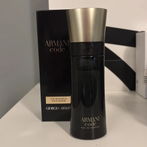 Armani Code Eau de Parfum herr - Armani Code Eau de Parfum för herrar med elegant svart flaska och stilren guldfärgad kork. Parfymen levereras i originalförpackning med lyxig svart design och guldiga detaljer. Det är 50-55 ml kvar. Knappt använd.