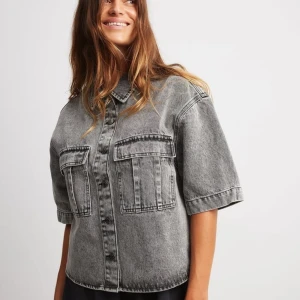 Grå jeans-skjorta med fickor - Helt ny, aldrig använd, köpt för 700